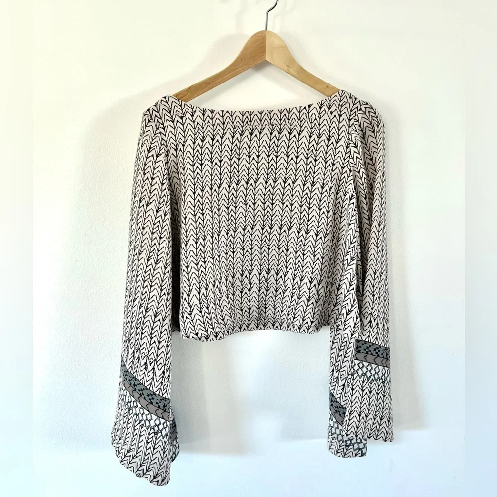 Free People Printed Stars Aligned Wide Bell Sleeve Boxy Crop Blouse Size Small - Picture 5 of 9